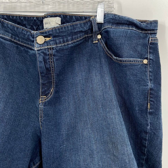 Torrid Jean Shorts Medium Wash Stretch Denim 12 Inch Inseam Women's 26 - Picture 2 of 11